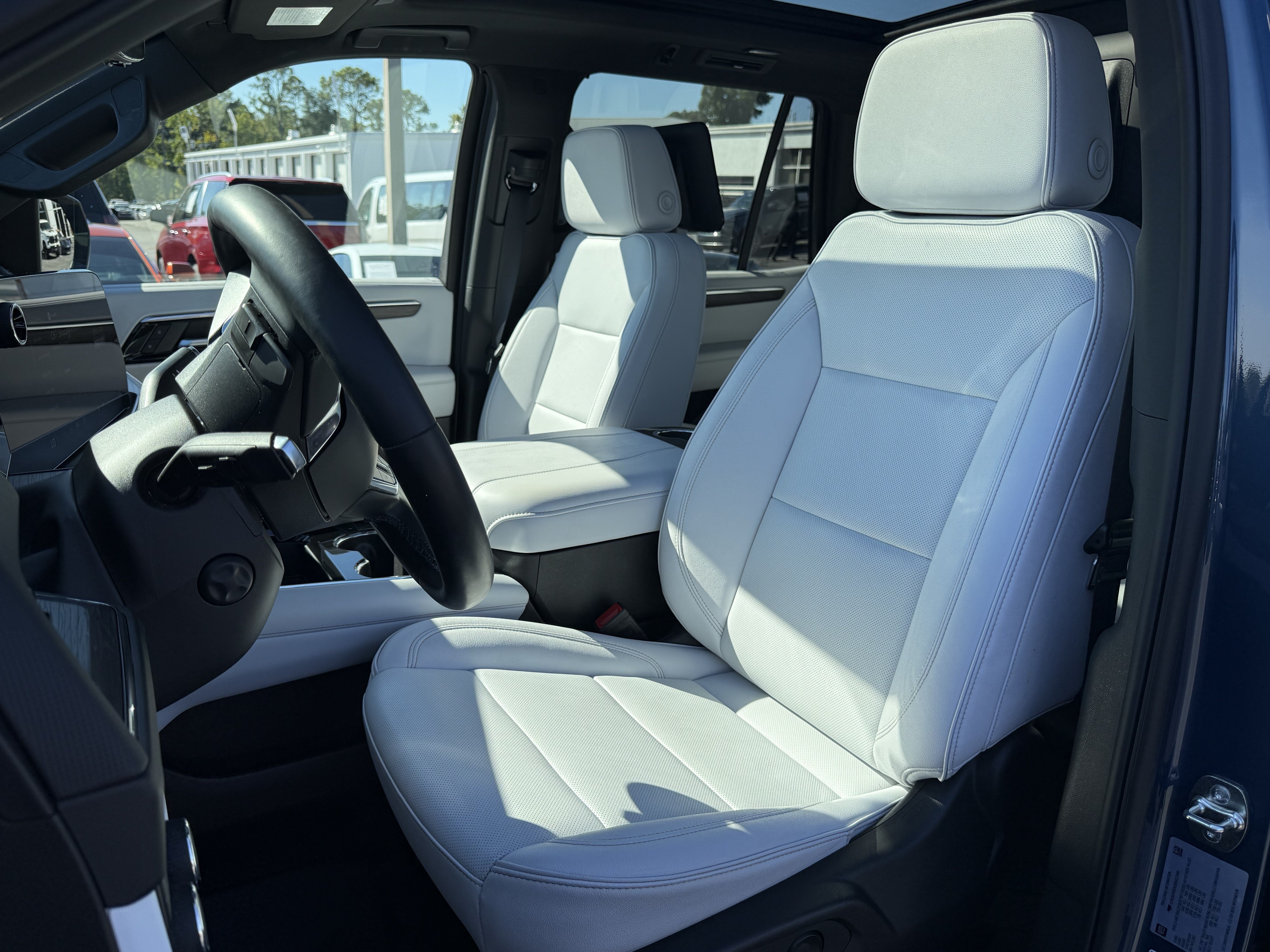 Used 2025 Chevrolet Tahoe Premier AWD/4WD image 16