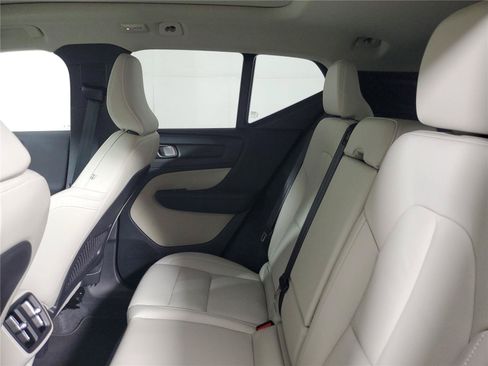 Certified 2026 Volvo XC40 B5 Plus AWD/4WD image 12