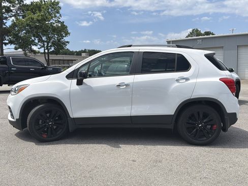 Used 2019 Chevrolet Trax LT w/ Sun & Sound Package FWD image 17