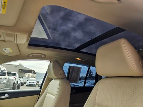 Used 2013 Volkswagen Tiguan SE image 27