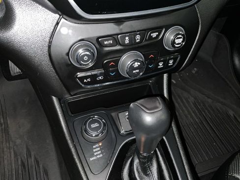 Used 2021 Jeep Cherokee Limited w/ Elite Package image 17