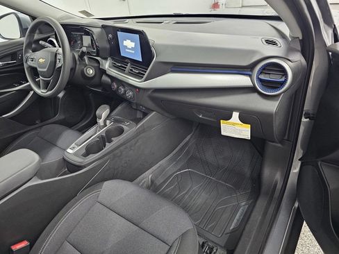 Used 2026 Chevrolet Trax LS w/ LS Convenience Package FWD image 12