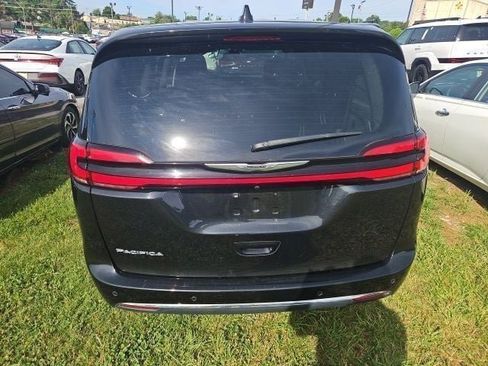 Used 2023 Chrysler Pacifica Touring-L FWD image 4