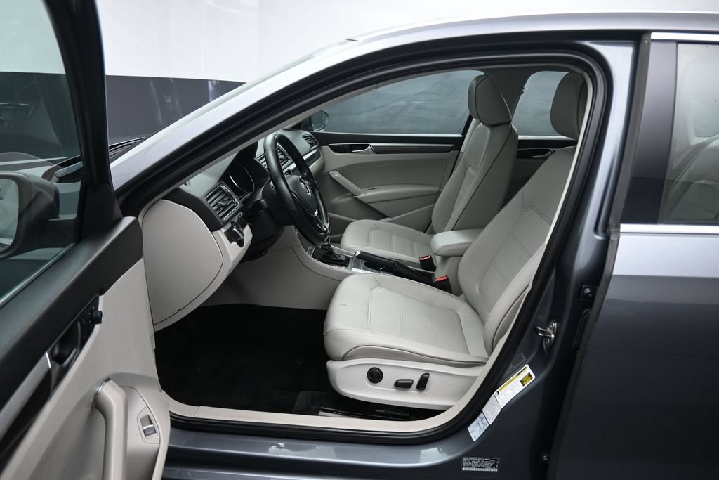 Used 2017 Volkswagen Passat 1.8T SE FWD image 12