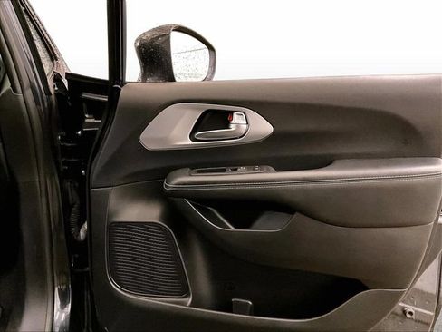 Used 2021 Chrysler Pacifica Touring FWD image 23
