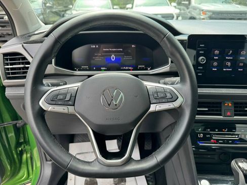 Used 2025 Volkswagen Taos SE AWD/4WD image 5