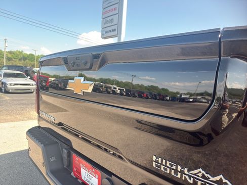Used 2024 Chevrolet Silverado 3500 High Country w/ High Country Premium Package AWD/4WD image 9