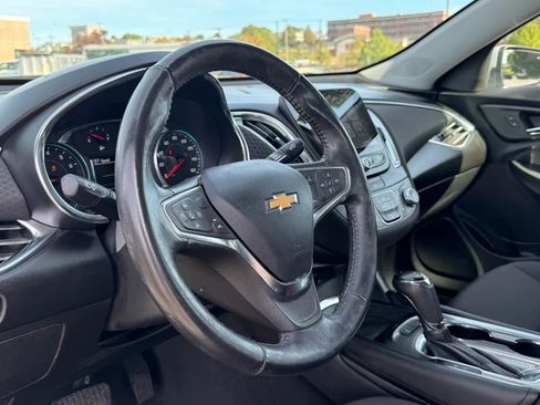 Used 2017 Chevrolet Malibu LT w/ Driver Confidence Package image 9