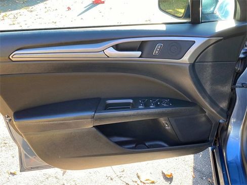 Used 2019 Ford Fusion SE image 12