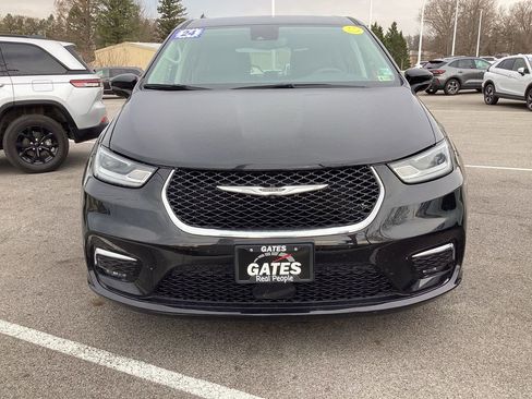 Used 2024 Chrysler Pacifica Touring-L image 1