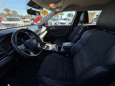 Used 2024 Mitsubishi Outlander FWD image 11