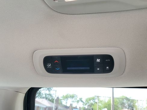 Used 2024 Chrysler Pacifica Limited FWD image 14