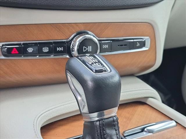 Used 2021 Volvo XC90 T6 Momentum w/ Protection Package Premier AWD/4WD image 12
