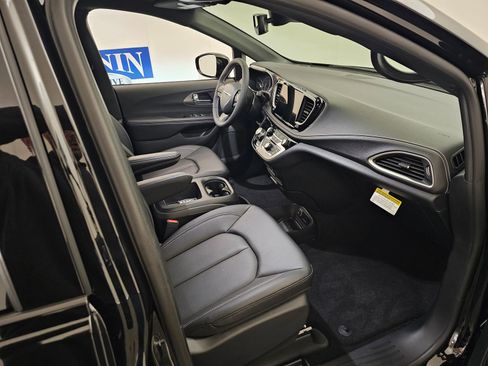 New 2026 Chrysler Pacifica Select image 29