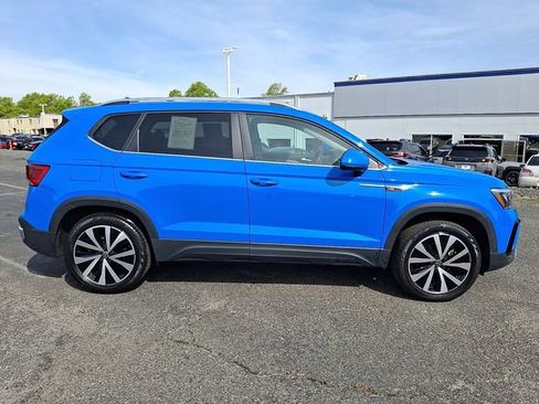 Used 2022 Volkswagen Taos SE w/ Panoramic Sunroof Package AWD/4WD image 7