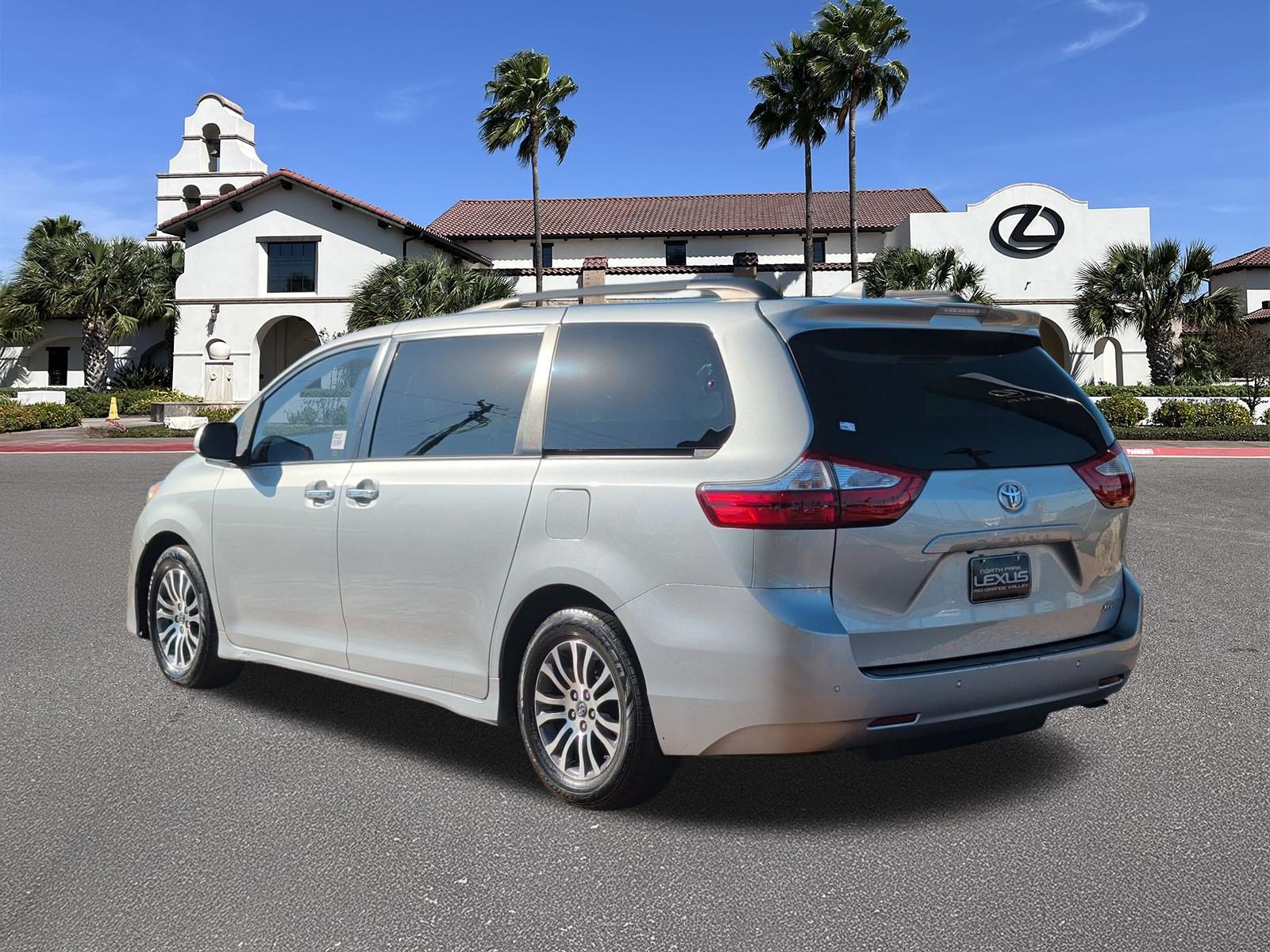 Used 2019 Toyota Sienna XLE w/ XLE Navigation Package FWD image 4