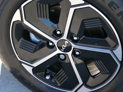 Used 2023 Kia Niro SX image 10