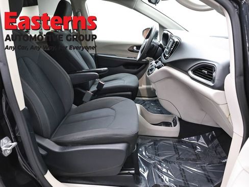 Used 2017 Chrysler Pacifica LX w/ Tire & Wheel Group FWD image 22
