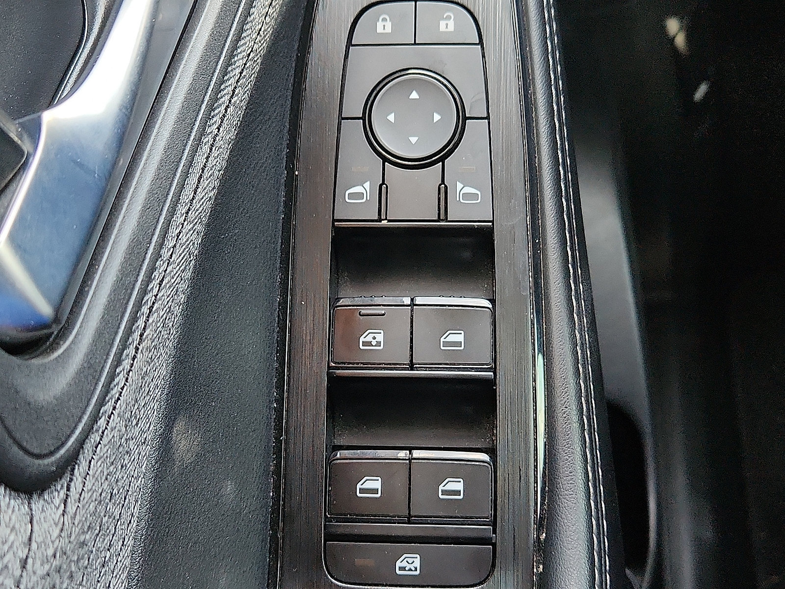 Used 2023 Nissan Rogue SV FWD image 23
