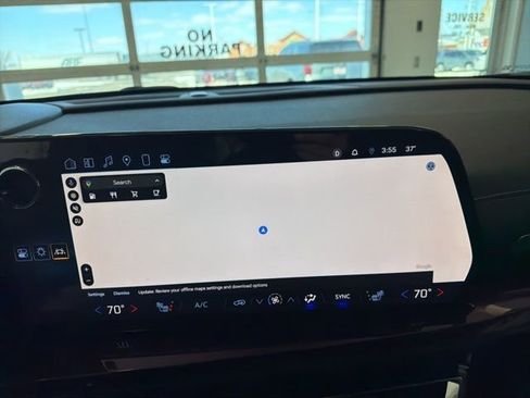 Used 2024 Chevrolet Traverse Z71 image 2