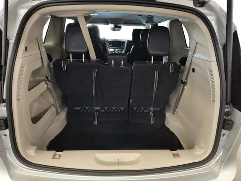 Used 2024 Chrysler Pacifica Touring-L FWD image 19