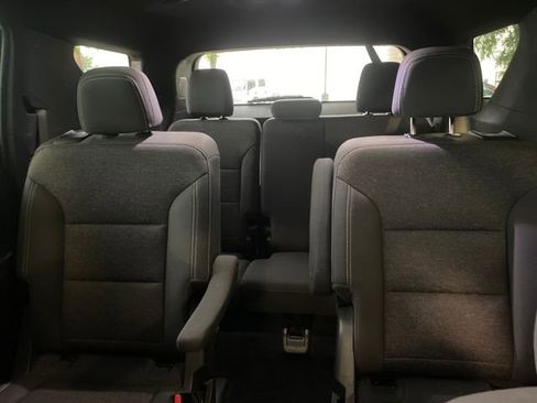 Used 2025 Chevrolet Traverse LT FWD image 38
