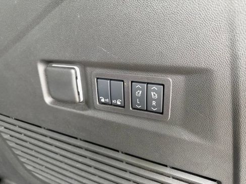 Used 2025 Chevrolet Tahoe High Country AWD/4WD image 21