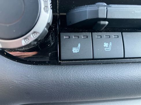 Used 2023 Toyota Tundra Platinum image 32