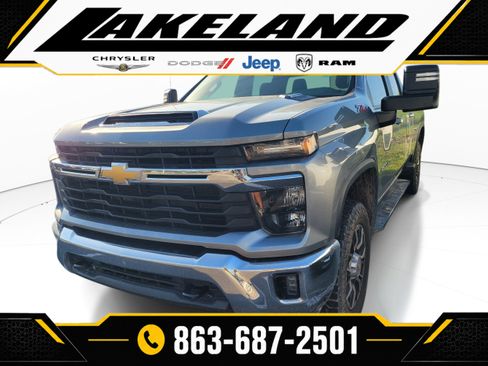 Used 2024 Chevrolet Silverado 2500 LT AWD/4WD image 3