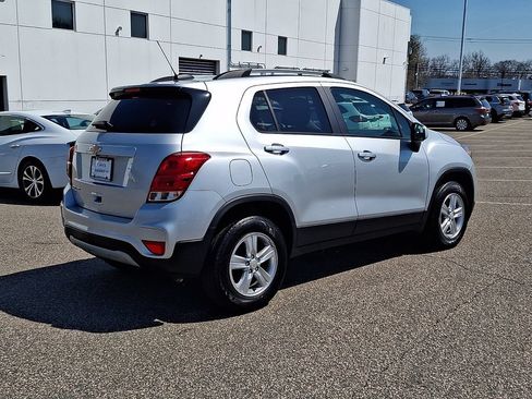 Used 2022 Chevrolet Trax LT w/ LT Convenience Package AWD/4WD image 9