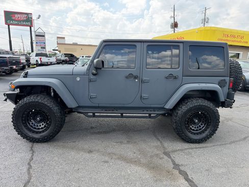 Used 2016 Jeep Wrangler Unlimited Sahara w/ Connectivity Group AWD/4WD image 2