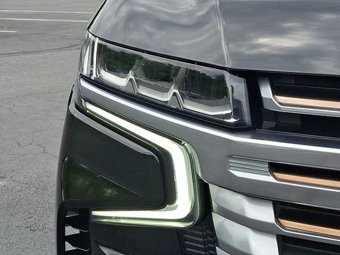 Used 2021 Chevrolet Suburban High Country w/ Premium Package AWD/4WD image 9