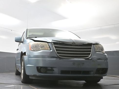 Used 2009 Chrysler Town & Country Touring w/ Family Value Group FWD image 23
