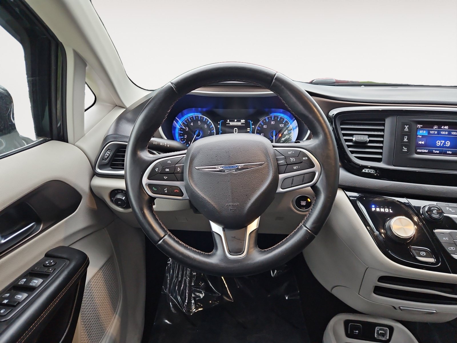 Used 2017 Chrysler Pacifica Touring-L FWD image 12