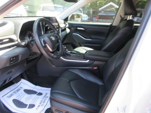 Used 2023 Toyota Highlander XLE FWD image 13