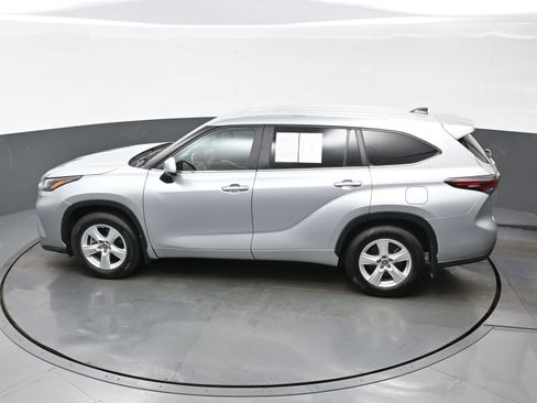 Used 2024 Toyota Highlander LE AWD/4WD image 37