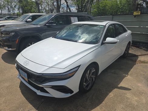 Used 2025 Hyundai Elantra SEL image 1