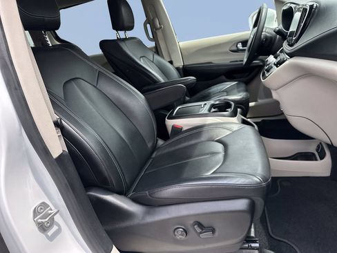 Used 2022 Chrysler Pacifica Touring-L w/ Uconnect Theater Family Group FWD image 24