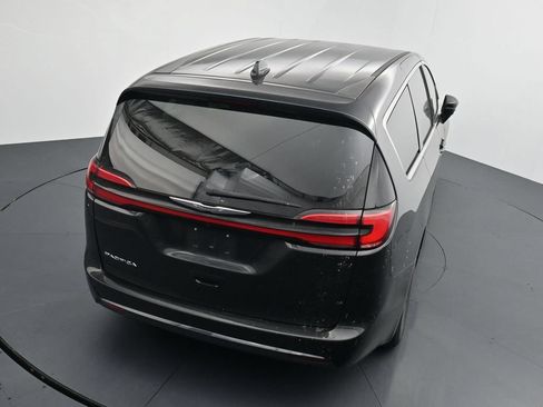 Used 2023 Chrysler Pacifica Touring-L FWD image 14