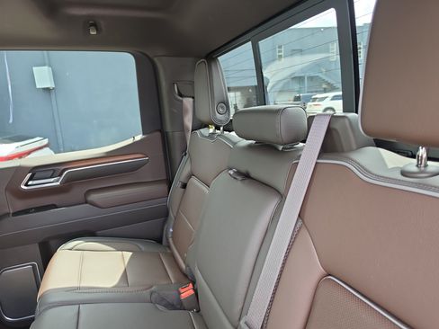 Used 2025 GMC Sierra 1500 Denali w/ Denali Reserve Package AWD/4WD image 13