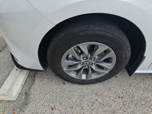 Used 2025 Toyota Sienna XLE w/ XLE Plus Package FWD image 17