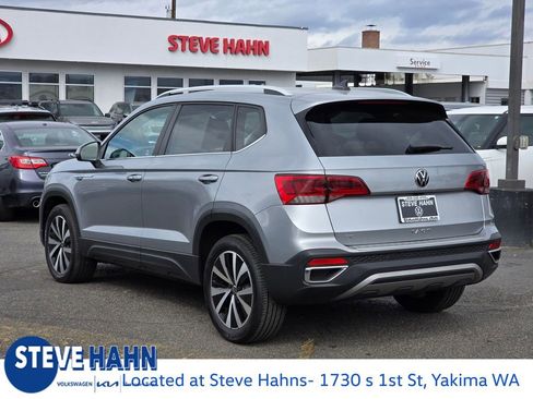 Used 2022 Volkswagen Taos SE image 3