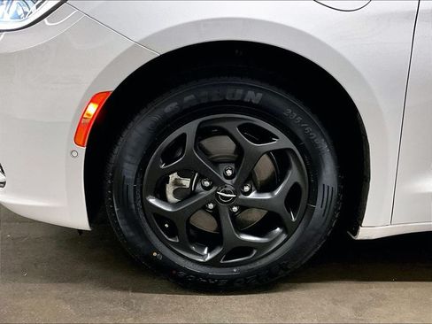 Used 2024 Chrysler Pacifica Limited FWD image 7