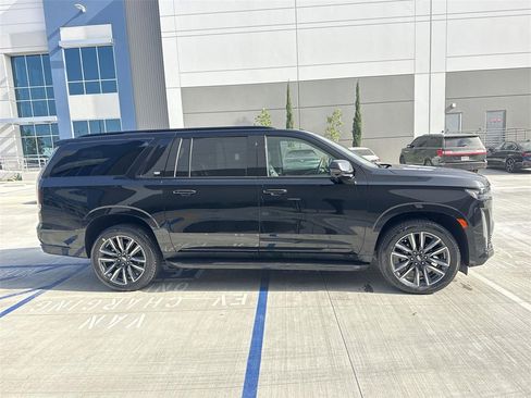 Used 2023 Cadillac Escalade ESV Sport image 2