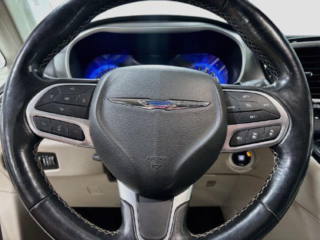 Used 2021 Chrysler Pacifica Touring-L FWD image 8