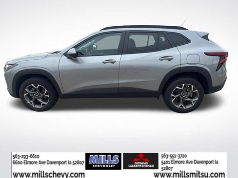 Used 2025 Chevrolet Trax LT w/ LT Convenience Package FWD image 3