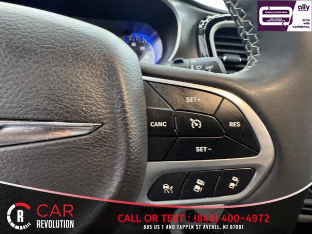 Used 2023 Chrysler Pacifica Touring-L FWD image 23