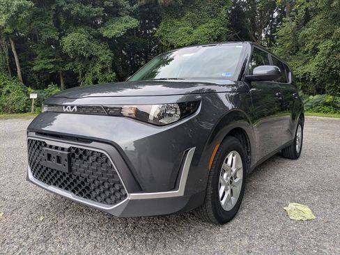 Used 2025 Kia Soul LX w/ LX Technology Package FWD image 8