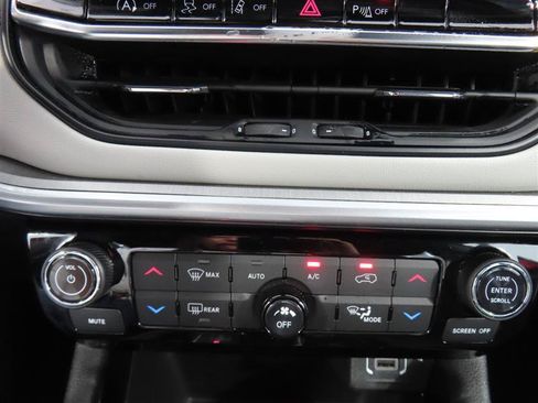 Used 2025 Jeep Compass Limited AWD/4WD image 28