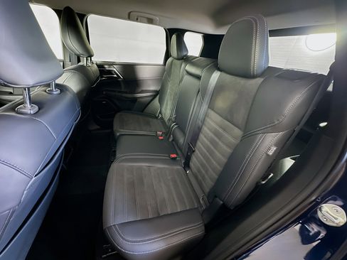 Used 2025 Mitsubishi Outlander SE image 27